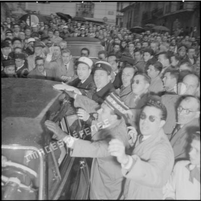 La foule d'européens venue assister au convoi funéraire d'Amédée Froger à Alger.