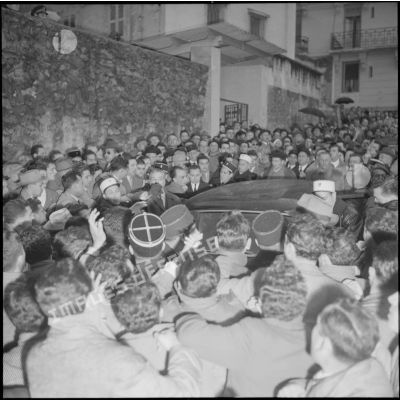 La foule d'européens venue assister au convoi funéraire d'Amédée Froger à Alger.