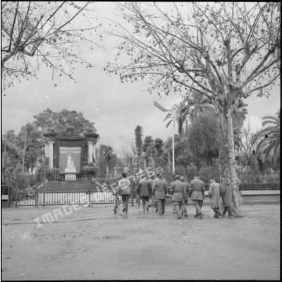 Arrivée de soldats devant le monument aux morts de Boufarik lors des funérailles d'Amédée Froger.