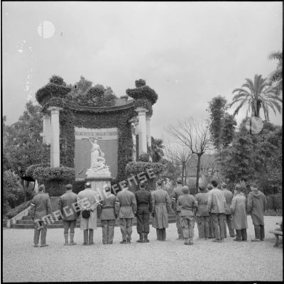 Des soldats devant le monument aux morts de Boufarik lors des funérailles d'Amédée Froger.