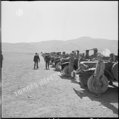 Cérémonie militaire sur le terrain d'Aïn Sefra.