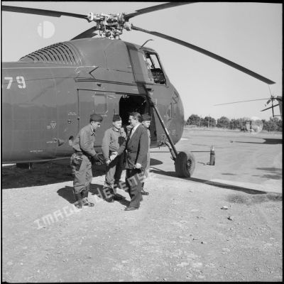 M. Lejeune salue l'équipage de l'hélicoptère qui l'emmènera sur la frontière algéro-marocaine.