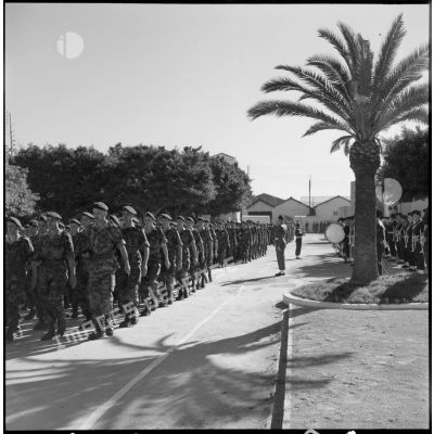 Défilé à pied du 2e régiment de parachutistes coloniaux (RPC) dans une rue de Koléa.