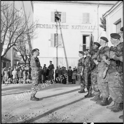 Le colonel Château-Jobert salue un peloton du 2e régiment de parachutistes coloniaux (RPC).