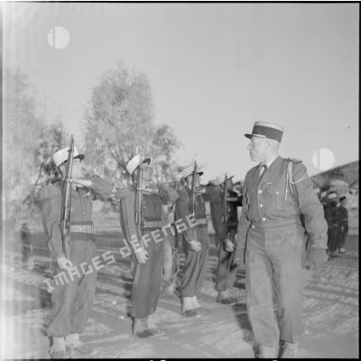 Un colonel passe en revue un peloton de la Légion étrangère.