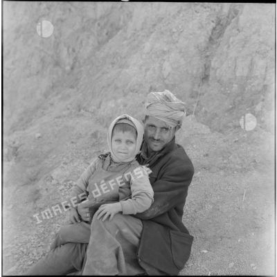 Photographie d'un père et de son enfant, Algérie.