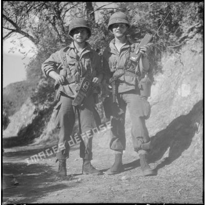Portrait en pied de deux membres du groupe de combat en opération près de Sakamody.