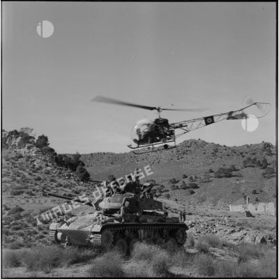 Hélicoptère Bell 47 G et un char M24 Chaffee.