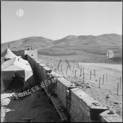Construction d'un poste fortifié à la frontière algéro-marocaine.