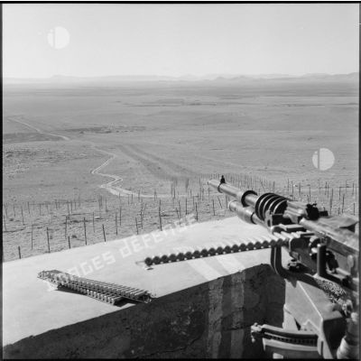 Mitrailleuse Hotchkiss Mle 1914 dans un poste surplombant la frontière algéro-marocaine.