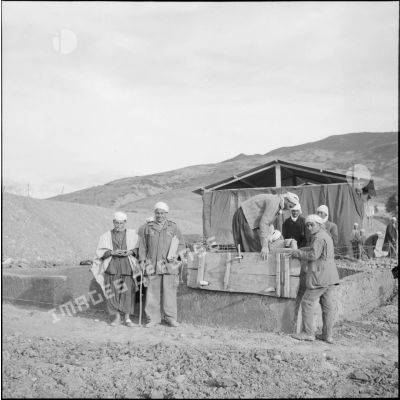 Construction d'une habitation par des ouvriers algériens.