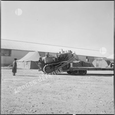 Plan éloigné d'un bulldozer du 19e régiment du génie (RG), département de Batna.