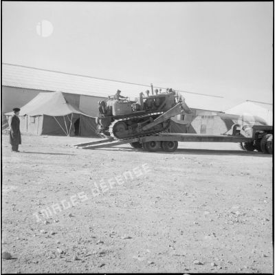 Plan éloigné d'un bulldozer du 19e régiment du génie (RG), département de Batna.