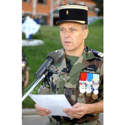 Le lieutenant-colonel prononce un discours pour la cérémonie de remise de décorations aux militaires du BCT.