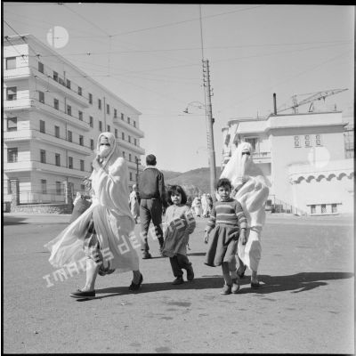 Femmes et enfant circulant dans Alger.