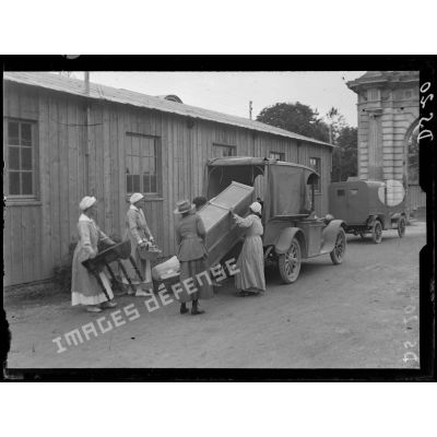 Blérancourt. Comité civil de secours américain (oeuvre de Miss Morgan). Dames américaines chargeant une auto. [légende d'origine]