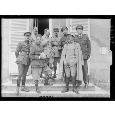Saint-Crépin-aux-Bois (Oise). Officiers et correspondants de guerre : M.M. d'Aremberg, Mirepoix, Surchamp, Vidal, Hubert, Jacques Nadaud etc. [légende d'origine]