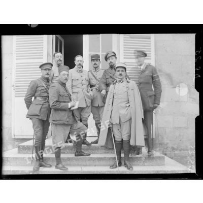 Saint-Crépin-aux-Bois (Oise). Officiers et correspondants de guerre : M.M. d'Aremberg, Mirepoix, Surchamp, Vidal, Hubert, Jacques Nadaud etc. [légende d'origine]