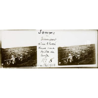 Somme. Transport d'un blessé dans une toile de tente - N°6 Juillet 1916. [légende d'origine]