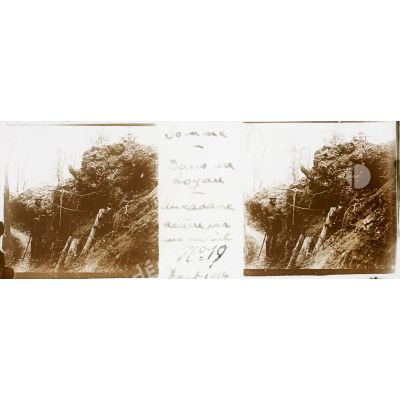 Somme - Dans un Boyeau - Un cadavre deterré par une [illisible] N°19 Aout 1916. [légende d'origine]