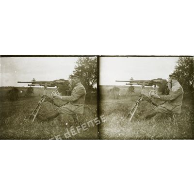 [Prise en main d'une mitrailleuse de type 1907 calibre 8mm, s.d.]