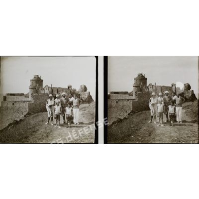 [Portrait de famille devant un village fortifié, s.d.]