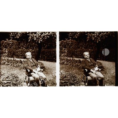 [Portrait d'homme assis dans un jardin, s.d.]