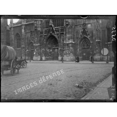 Dunkerque (Nord). Bombardement de la ville par les avions ennemis. Le porche de la cathédrale. [légende d'origine]