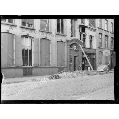 Dunkerque (Nord). Bombardement de la ville par les avions ennemis. Le consulat des Etats-Unis, rue des Bassins. [légende d'origine]