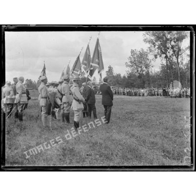 Près de Brienne (Aube). Revue de troupes polonaises. Le Président et les drapeaux. [légende d'origine]