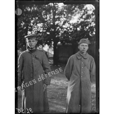 Moulin-Saint-Félix (Aisne). Deux jeunes prisonniers (à gauche, soldat de la garde). [légende d'origine]