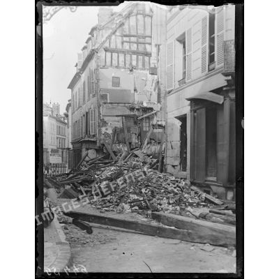 Compiègne (Oise). Maison démolie par le bombardement. [légende d'origine]