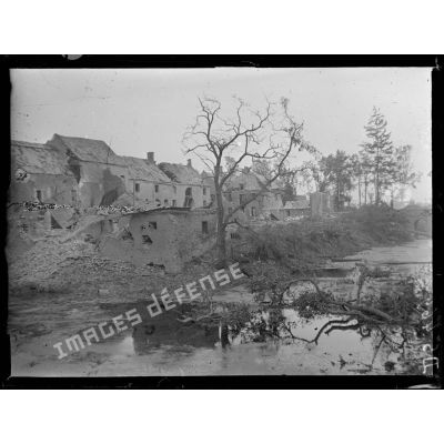 Ferme de Launoy, près du canal du Nord (Somme). Le côté où eut lieu l'attaque. [légende d'origine]