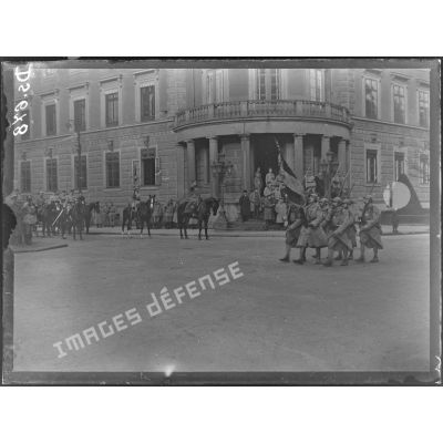 Wiesbaden (Allemagne).Défilé de troupes, le général Lecomte salue le drapeau du régiment. [légende d'origine]