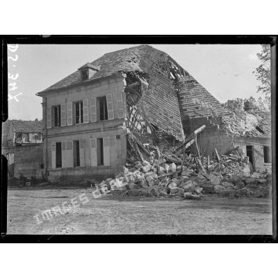 Montigny (Oise). Maison bombardée sur la place. [légende d'origine]