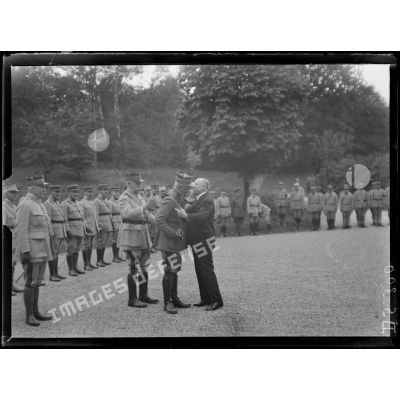 Lamorlaye (Oise). Remise de la Grand Croix de la légion d'honneur au général Fayolle. Le Président donne l'accolade au général ; à gauche, le général Pétain. [légende d'origine]