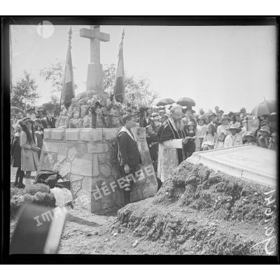 Gerbéviller, cérémonie commémorative en l'honneur des civils fusillés et des soldats tués en 1914. Prières devant les tombes. [légende d'origine]