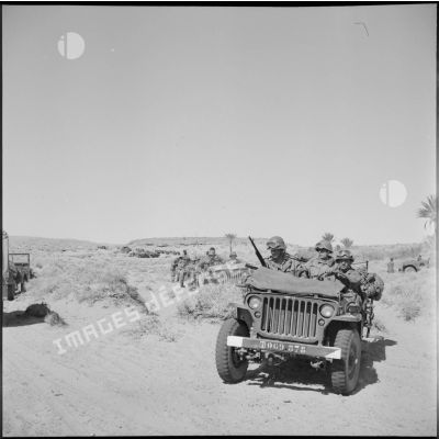 Départ du peloton motorisé dans la région d'Aïn Sefra.