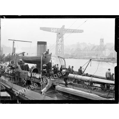 Corvée de charbon sur le contre-torpilleur "Glaive" à l'arsenal de Brest. [légende d'origine]