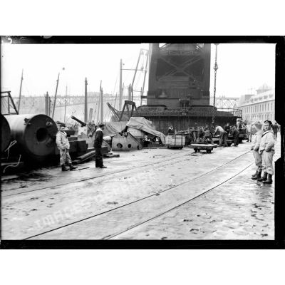 Arsenal de Brest : Transport par la grue de pièces pour l'armement des chalutiers. [légende d'origine]