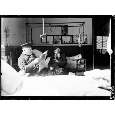 Deux personnes âgées dans leur chambre à l'hôpital des Invalides. [légende d'origine]