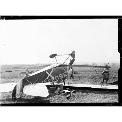 Avion français endommagé lors d'un atterissage forcé. [légende d'origine]