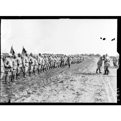Au sud de Suippes, Marne, prise d'armes pour la remise de décorations par le général Gouraud. Remise de décorations à des officiers d'une division venant de participer à la défense de Verdun. [légende d'origine]