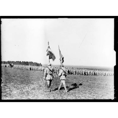 Au sud de Suippes, Marne, prise d'armes pour la remise de décorations. Les drapeaux regagnent leur régiment respectif après la remise de décorations. [légende d'origine]