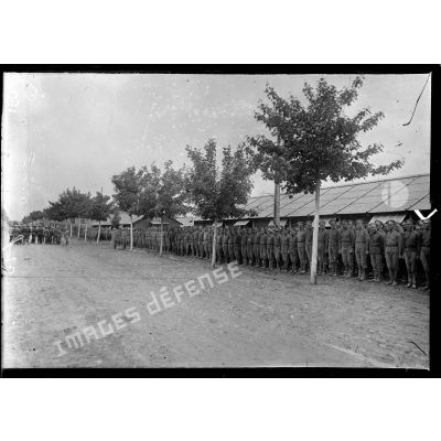Mailly-le-Camp, les troupes russes rassemblées devant leur cantonnement. [légende d'origine]