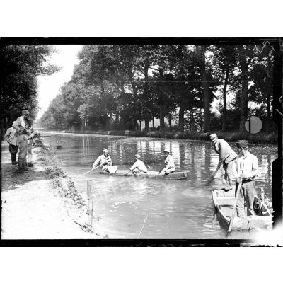 Courmelois (Marne). Cantonnement du 2e régiment d'artillerie coloniale. En barque sur le canal de la Marne à l'Aisne. [légende d'origine]