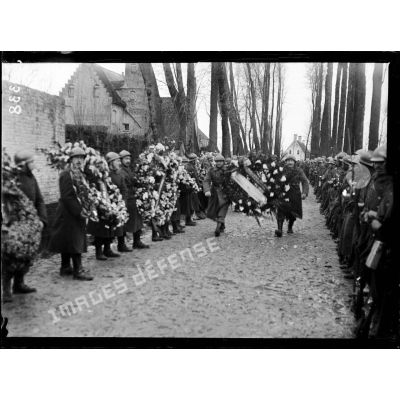 Lo, Belgique, funérailles du général Wielemans, chef d'état-major général de l'armée belge. Les couronnes. [légende d'origine]