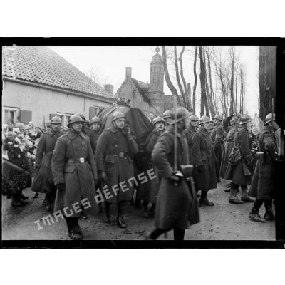 Lo, Belgique, funérailles du général Wielemans, chef d'état-major général de l'armée belge. Le cercueil du général. [légende d'origine]