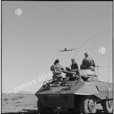 Vue de trois-quarts avant d'un blindé léger Light Armored Car M8.