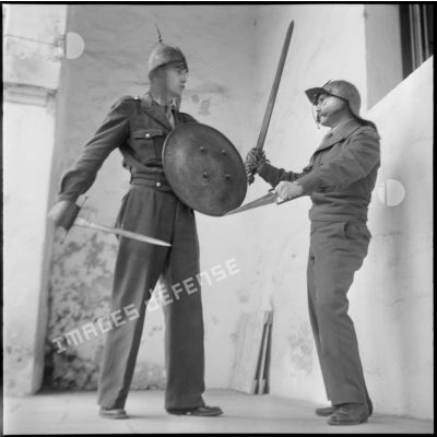 Deux militaires posant avec des armes médiévales d'origine turques.